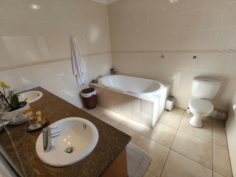 5 Bedroom Property for Sale in Cashan North West